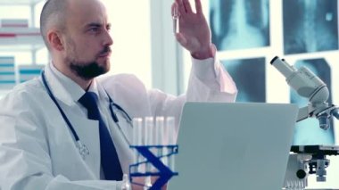 Bilim adamı bir tıp laboratuarında araştırma yapıyor..