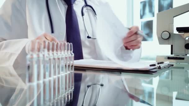 Científico médico trabaja con documentos en el laboratorio. — Vídeo de stock