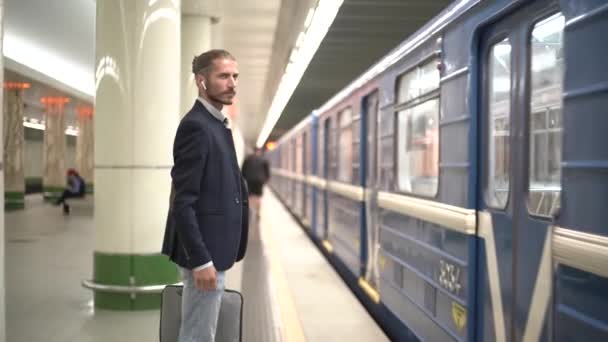 Jeune homme debout sur le quai du métro. — Video