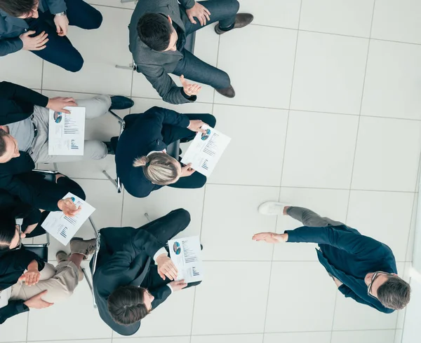 Equipe de negócios relatando resultados em uma reunião de trabalho. — Fotografia de Stock