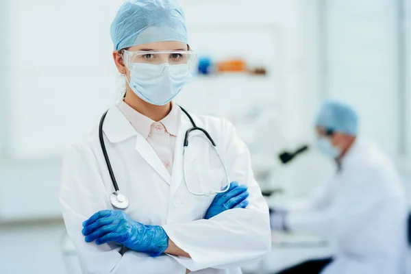 De cerca. mujer seria médico de pie en un laboratorio médico. —  Fotos de Stock