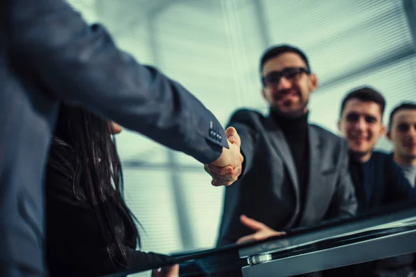 Colleghi d'affari sorridenti che si stringono la mano. — Foto Stock