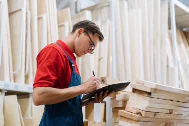 zemin kaplamaları mağaza yöneticisi not alıyor panoya .