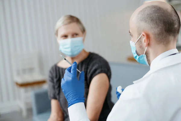 Médico experimentado se prepara para vacunar a un paciente. —  Fotos de Stock