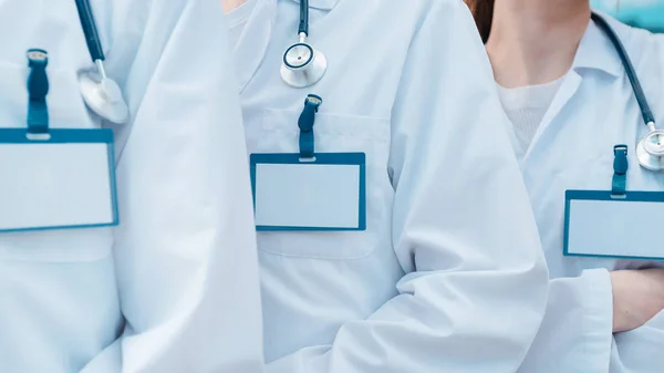 De cerca. placas en blanco en el pecho de un grupo de médicos. — Foto de Stock