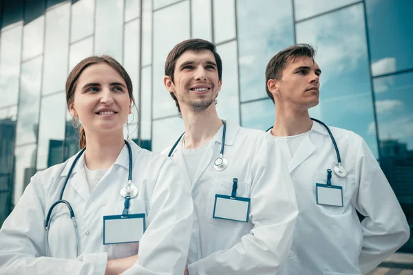 Grupo de médicos de pé juntos e olhando para a frente. — Fotografia de Stock