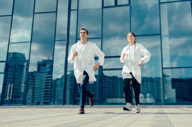 Bayan stajyer kendinden emin bir şekilde ileriye doğru ilerliyor. sağlık hizmeti kavramı.