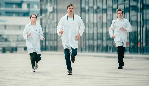 Ομάδα νέων επαγγελματιών του τομέα της ιατρικής γρήγορα τρέχει για να βοηθήσει . — Φωτογραφία Αρχείου