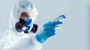 Sıcaklığı elektronik termometreyle ölçen bir doktorun arkaplan resmi .