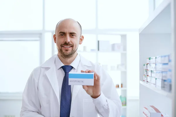 Farmacêutico mostrando uma caixa com um novo medicamento . — Fotografia de Stock