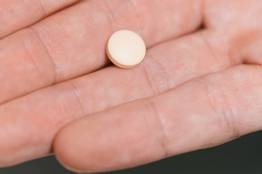 Kapat. Avuç içine beyaz hap.