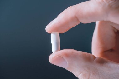 Kapat. Elinde beyaz hap. .