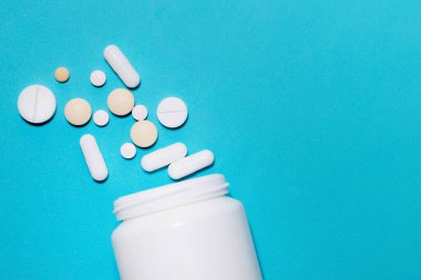 Mavi arka planda haplar ve haplar .