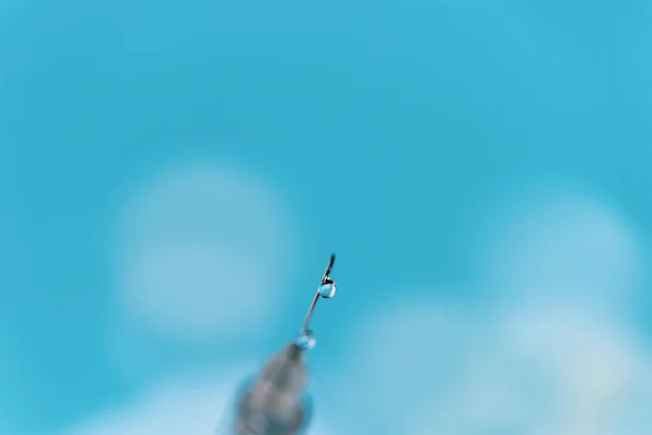 De cerca. jeringa con medicamento sobre fondo azul. —  Fotos de Stock