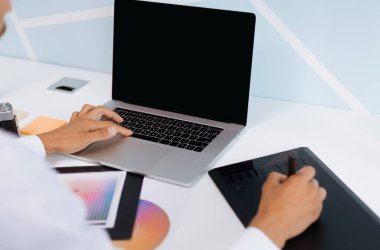 Tasarımcı yeni bir proje için renk şeması seçiyor.