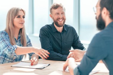 Yöneticiler başvuru sırasında başvurucuya sorular sorarlar