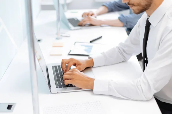 Hombre de negocios que trabaja en una computadora portátil en la oficina . — Foto de Stock