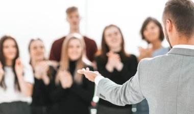 Konferans odasında duran bir grup farklı insanın bulanık görüntüsü.