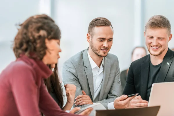 Jóvenes trabajadores que debaten problemas en una reunión de grupo. — Foto de Stock