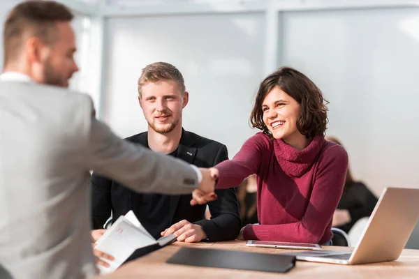 HR Manager apertando as mãos com o jovem candidato a emprego — Fotografia de Stock
