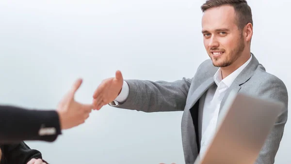 Zakenmensen die hun handen uitsteken voor een handdruk. — Stockfoto