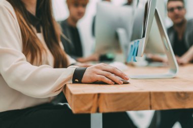 Kapat. Çalışma grubu ofis masasında oturuyor.