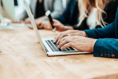 Kapat. İşadamı ofiste dizüstü bilgisayarla çalışıyor.