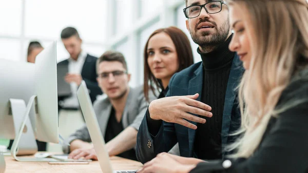 De cerca. empleados trabajan en computadoras portátiles en una oficina moderna — Foto de Stock