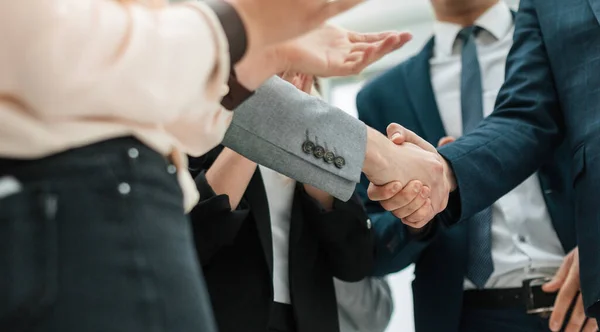 Vicino. partner commerciali che si stringono la mano in ufficio. — Foto Stock