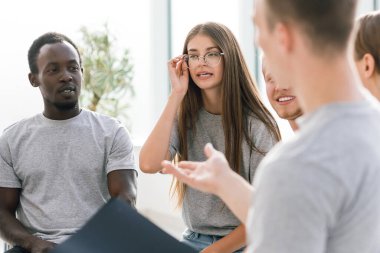 Kapat. Bir grup genç kendi fikirlerini tartışıyor.