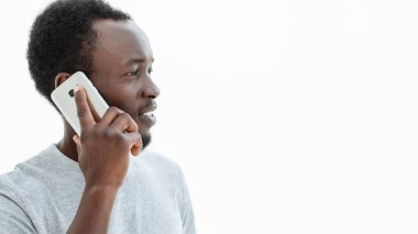 Akıllı telefonlu yakışıklı adam fotokopi alanına bakıyor..