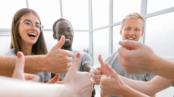Close up. a group of young like-minded people showing their success. — Stock Photo, Image