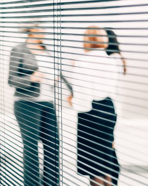 Kapat. nitelikli çalışanlar iş belgelerini tartışıyor.