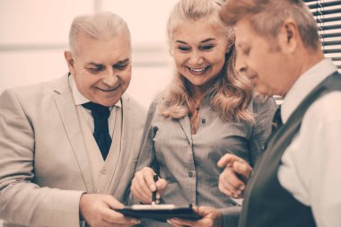 Kapat. gülümseyen iş ortakları iş belgelerini tartışıyor.