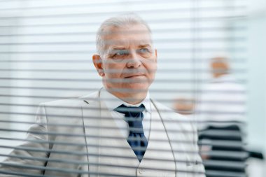 Kendine güvenen iş adamı pencere perdelerini açıyor. Öngörü ve perspektif