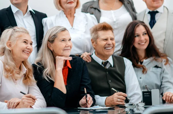 Grupo de especialistas líderes en el lugar de trabajo. — Foto de Stock