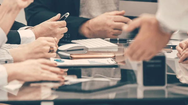 Doe dicht. een groep werknemers bespreken tijdens een werkvergadering — Stockfoto