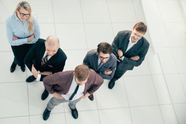 Üst Manzara. Çeşitli profesyonel çalışanlardan oluşan bir ekip bir arada..