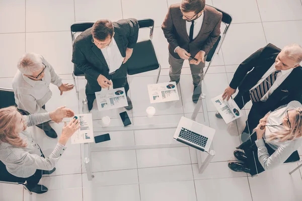 Vista dall'alto. gruppo di lavoro che discute i dati finanziari . — Foto Stock