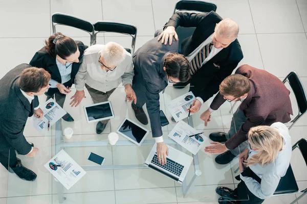 Fecha. grupo de trabalhadores a discutir o relatório financeiro. — Fotografia de Stock