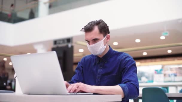 Close-up .freelancer man met laptop aan salontafel . — Stockvideo