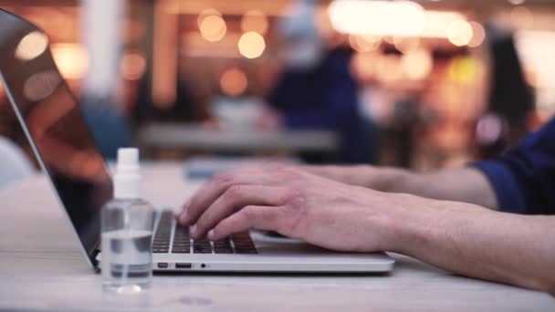 Primo piano. visitatore del caffè, lavorando sul computer portatile di notte. — Video Stock