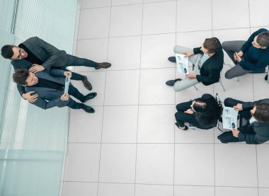 Patron en iyi çalışanı iş toplantısında tebrik ediyor..