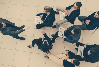 Üst Manzara. Yönetici bir iş toplantısı sırasında sorular soruyor..