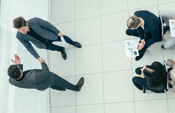 Chefe parabeniza o funcionário por um bom trabalho . — Fotografia de Stock