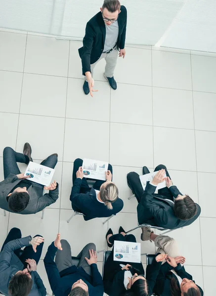 Grupo de trabalho que aplaude numa reunião de negócios. — Fotografia de Stock