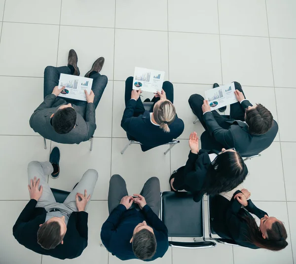 Grupo de trabalho que discute uma nova estratégia numa reunião de escritório. — Fotografia de Stock