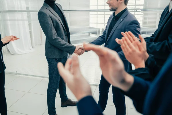 Business colleagues shaking hands with each other . — Stock Photo, Image