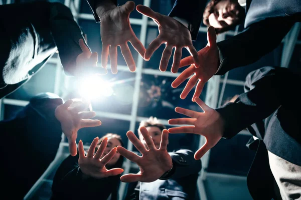 Zblízka. skupina mladých podnikatelů spojující své dlaně v kruhu. — Stock fotografie