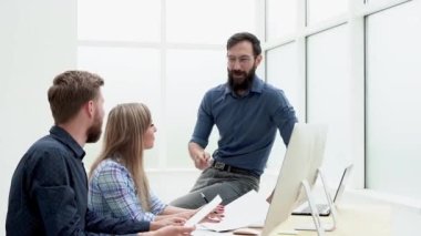 İş ekibi ofiste yeni fikirleri tartışıyor..